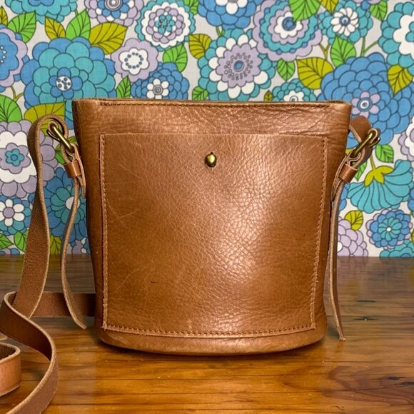 Madewell The Small Transport Leather Bucket Bag in English Saddle - Picture 4 of 11